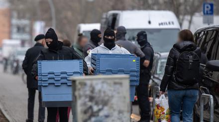 Mitarbeiter der Spurensicherung tragen leere Kisten ins Wohnhaus der früheren RAF-Terroristin Daniela Klette in der Sebastianstraße in Berlin-Kreuzberg. 