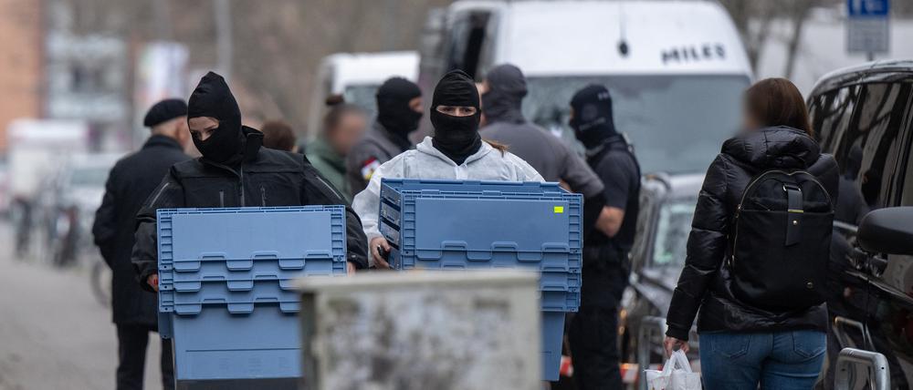 Mitarbeiter der Spurensicherung tragen leere Kisten ins Wohnhaus der früheren RAF-Terroristin Daniela Klette in der Sebastianstraße in Berlin-Kreuzberg.  