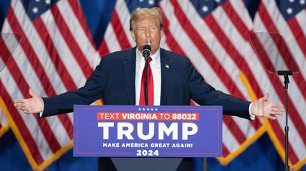 Der ehemalige US-Präsident und Präsidentschaftskandidat Donald Trump spricht am 2. März 2024 während einer „Get Out the Vote“-Kundgebung im Greater Richmond Convention Center in Richmond, Virginia.