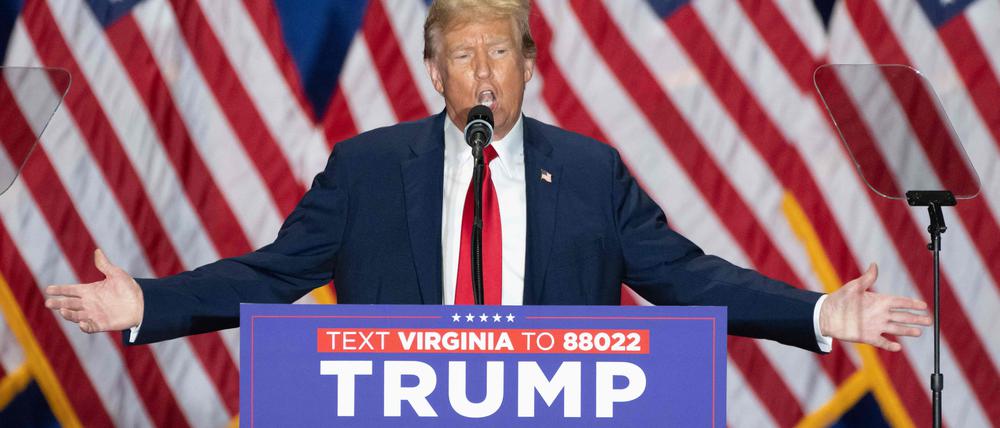 Der ehemalige US-Präsident und Präsidentschaftskandidat Donald Trump spricht am 2. März 2024 während einer „Get Out the Vote“-Kundgebung im Greater Richmond Convention Center in Richmond, Virginia.