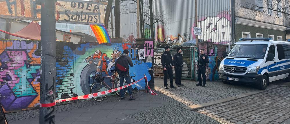 Einsatz an der Wagenburg: Die Fahnder fanden auch am Montagmorgen die gesuchten Personen nicht.