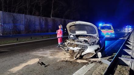 Ein kaputtes Auto steht auf der Bundesstraße 5, nachdem protestierende Bauern Mist und Gülle auf der Fahrbahn verteilt hatten. Das hat zu drei Verkehrsunfällen geführt, bei denen mehrere Personen verletzt wurden, so die Polizei.
