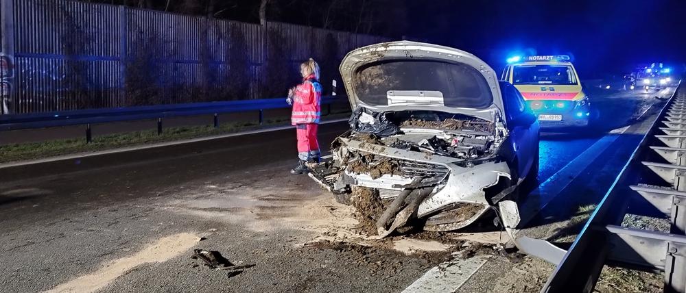 Ein kaputtes Auto steht auf der Bundesstraße 5, nachdem protestierende Bauern Mist und Gülle auf der Fahrbahn verteilt hatten. 