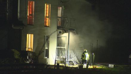 Ein Feuerwehrmann ist beim Brand in einem Seniorenheim im Einsatz. Bei dem Feuer sind nach ersten Angaben mehrere Menschen gestorben. Weitere Personen werden verletzt.