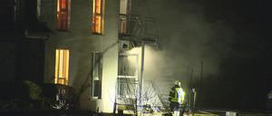 Ein Feuerwehrmann ist beim Brand in einem Seniorenheim im Einsatz. Bei dem Feuer sind nach ersten Angaben mehrere Menschen gestorben. Weitere Personen werden verletzt.