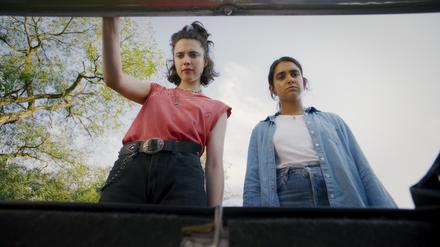 Jaimie (Margaret Qualley) und Marian (Geraldine Viswanathan) haben heiße Ware im Kofferraum.