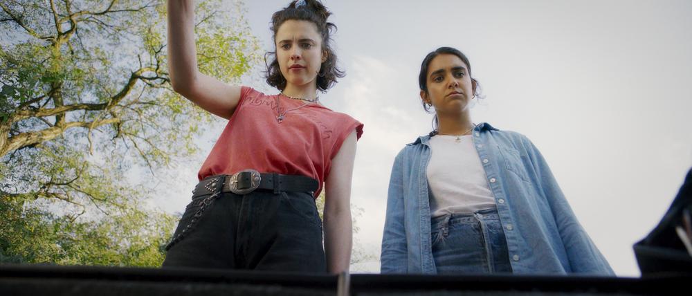 Jaimie (Margaret Qualley) und Marian (Geraldine Viswanathan) haben heiße Ware im Kofferraum.