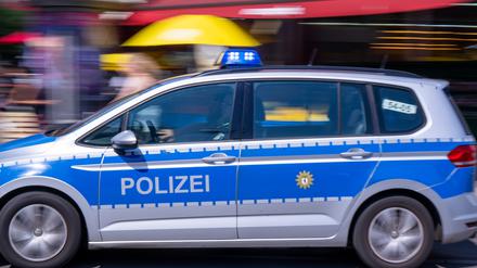 Ein Polizeiauto fährt mit Blaulicht zum Einsatz.