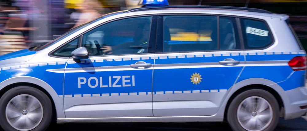 Ein Polizeiauto fährt mit Blaulicht zum Einsatz.