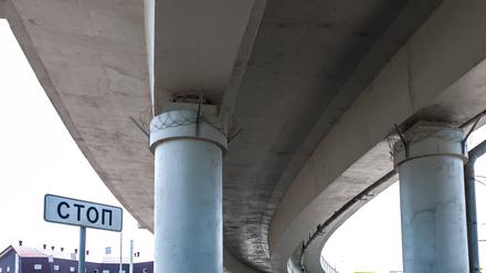 Stützen einer neuen Straßenkreuzung in der russischen Stadt Samara.