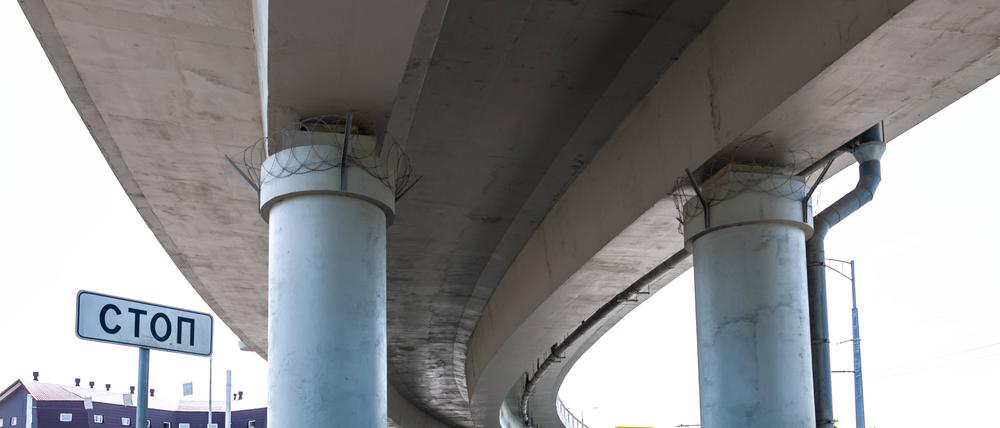 Stützen einer neuen Straßenkreuzung in der russischen Stadt Samara.