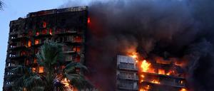 Flammen zerstören ein Hochhaus im Stadtteil Campanar.