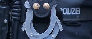 In Berlin-Mitte kam es am Donnerstagabend gleich zweimal zu antisemitischen Vorfällen. In einem Fall traf es Mitarbeitende der Polizei.