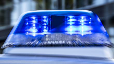Das Blaulicht an einem Polizeiwagen ist eingeschaltet. (Symbolbild)