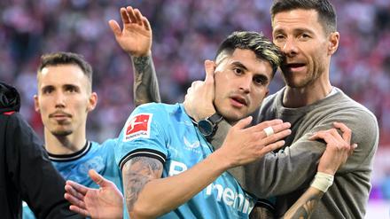 Hab euch gern. Xabi Alonso (rechts) nach dem Sieg in Köln.