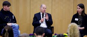 Scholz während der Fragerunde in Sindelfingen.