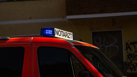  Ein Rettungswagen steht an einem Einsatzort. (Symbolbild)