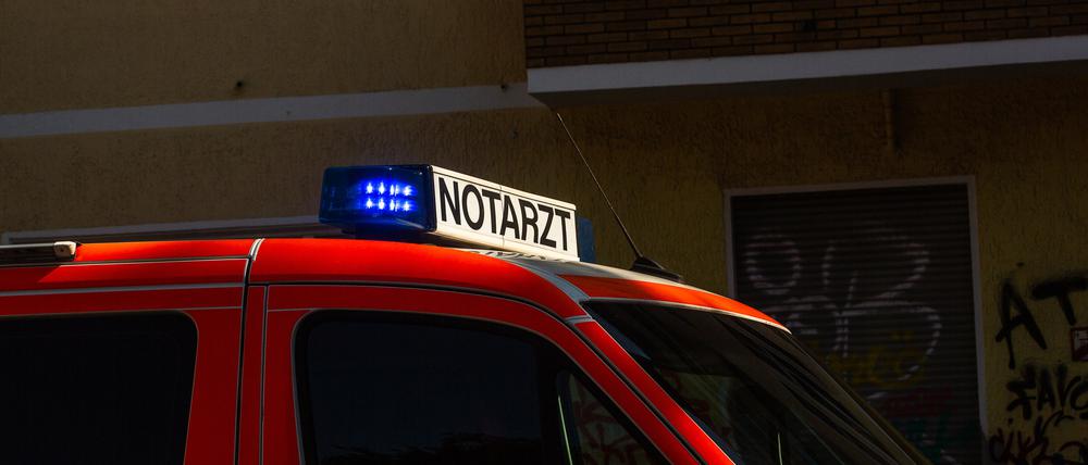 Ein Rettungswagen steht an einem Einsatzort. (Symbolbild)