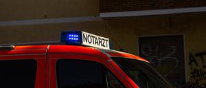  Ein Rettungswagen steht an einem Einsatzort. (Symbolbild)