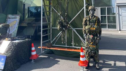 Große Trucks vor der Halle in Mannheim.