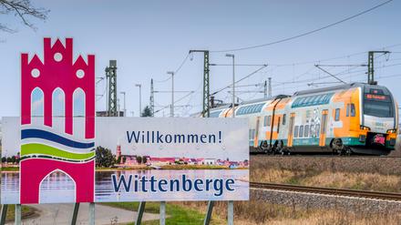 Ein Regionalzug fährt an einem Schild mit der Aufschrift „Willkommen in Wittenberge“ vorbei. Im Fernverkehr zumindest könnte es in der Elbestadt demnächst erhebliche Probleme geben.