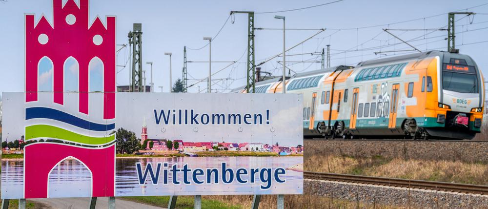 ARCHIV - 28.02.2024, Brandenburg, Wittenberge: Ein Regionalzug der Eisenbahngesellschaft ODEG fährt an einem Schild mit der Aufschrift ·Willkommen in Wittenberge· vorbei. Die Elbestadt in der Prignitz soll Sitz der ersten Kleinstadtakademie Deutschlands werden. Bei der Kleinstadtakademie handelt es sich um eine bundesweite Vernetzungs- und Wissensplattform für Kleinstädte in Deutschland. Die Geschäftsstelle soll Räume im historischen Bahnhofsgebäude beziehen, das derzeit saniert wird. (zu dpa-KORR "In Wittenberge werden künftig die Kleinstädte vernetzt") Foto: Soeren Stache/dpa +++ dpa-Bildfunk +++