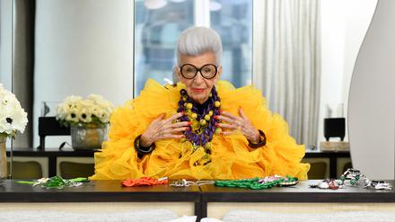 Iris Apfel posiert einem gelben Tüllkleid bei der Party zu ihrem 100. Geburtstag im Central Park Tower, New York City.