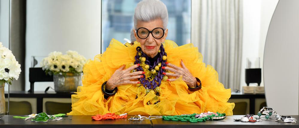 Iris Apfel posiert einem gelben Tüllkleid bei der Party zu ihrem 100. Geburtstag im Central Park Tower, New York City.
