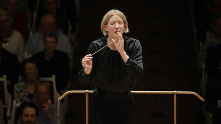 Joana Mallwitz am Konzerthauspult zum Saisonstart 2024