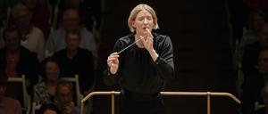 Joana Mallwitz am Konzerthauspult zum Saisonstart 2024