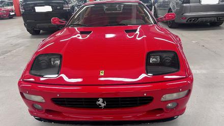 Dieses undatierte von der Metropolitan Police zur Verfügung gestellte Foto zeigt einen Ferrari, der dem ehemaligen Formel-1-Fahrer Gerhard Berger vor fast 29 Jahren gestohlen wurde und nun wiedergefunden wurde. Der rote Ferrari F512M war einer von zwei italienischen Sportwagen, die während des Großen Preises von San Marino in Imola (Italien) im April 1995 entwendet wurden. 