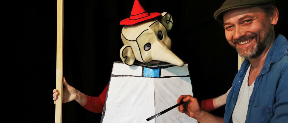 Nanda Ben Chaabane im Pinocchio-Kostüm und Lorenz Christian Köhler haben vor 20 Jahren die Drehbühne Berlin gegründet.