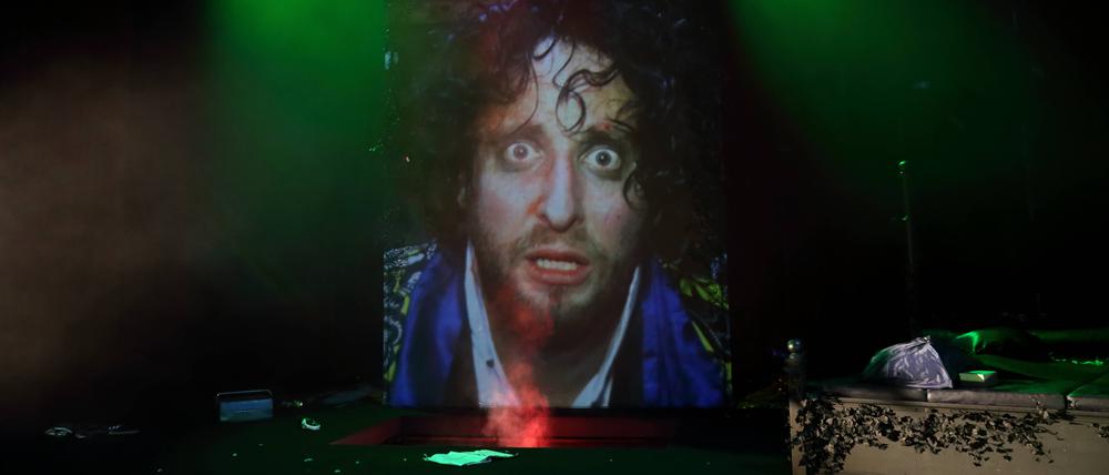 Alptraumhaftes Theater. Bastian Reiber als Lenglume.