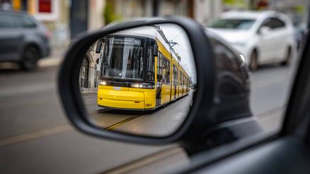 Eine Straßenbahn im Rückspiegel eines Pkw. (Symbolbild)