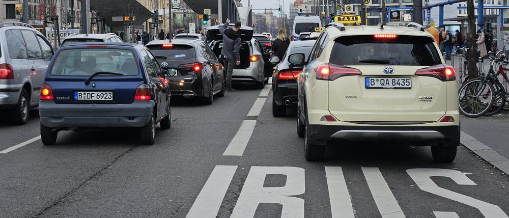 Tägliches Chaos: Taxis blockieren die Busspur, Uber-Fahrer die Fahrspur.