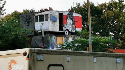 Ein Ort für Aussteiger – und Versteck für Terroristen? Der Fips-Wagenplatz in Friedrichshain ist eine der letzten linken Inseln in Berlin.