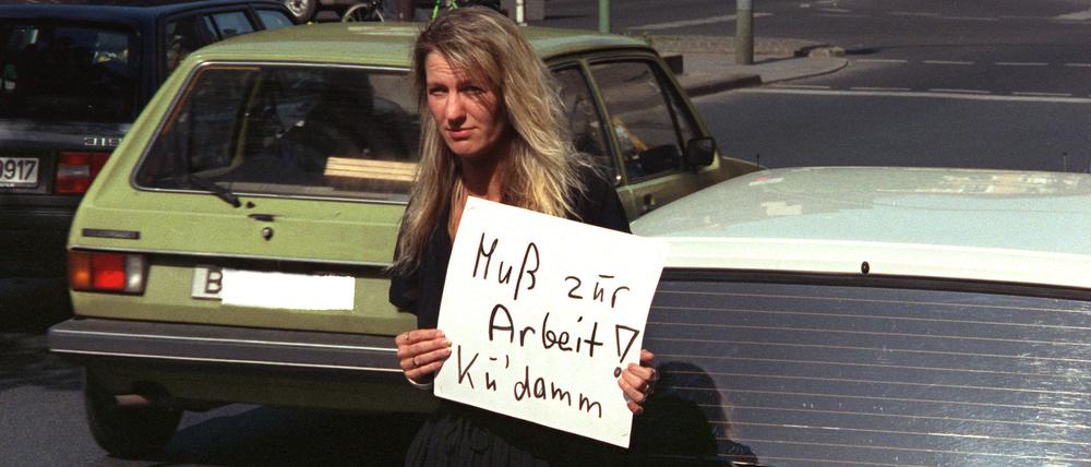 Rita Kreufeldt aus dem Berliner Bezirk Neukölln versucht am 5.5.1992 per Anhalter zur Arbeit zu kommen.