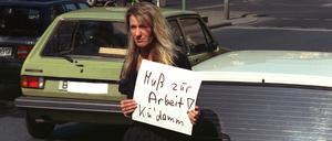 Rita Kreufeldt aus dem Berliner Bezirk Neukölln versucht am 5.5.1992 per Anhalter zur Arbeit zu kommen. 