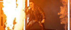 Der deutsche Rapper Apache 207 generiert als sogenannter Lokomotivkünstler sehr viel Geld. Seit 2019 steht er bei dem Label TwoSides unter Vertrag, einem Joint Venture des Sony-Labels Four Music.