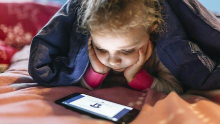 Kleinkind guckt Video auf dem Mobiltelefon, Handy, Mädchen