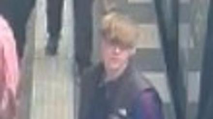 Der mutmaßlich jugendliche Tatverdächtige auf dem Bild einer Überwachungskamera.