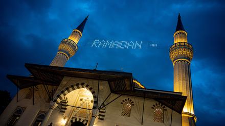 Über der Sehitlik-Moschee in Neukölln steht ein Schriftzug zum Fastenmonat Ramadan