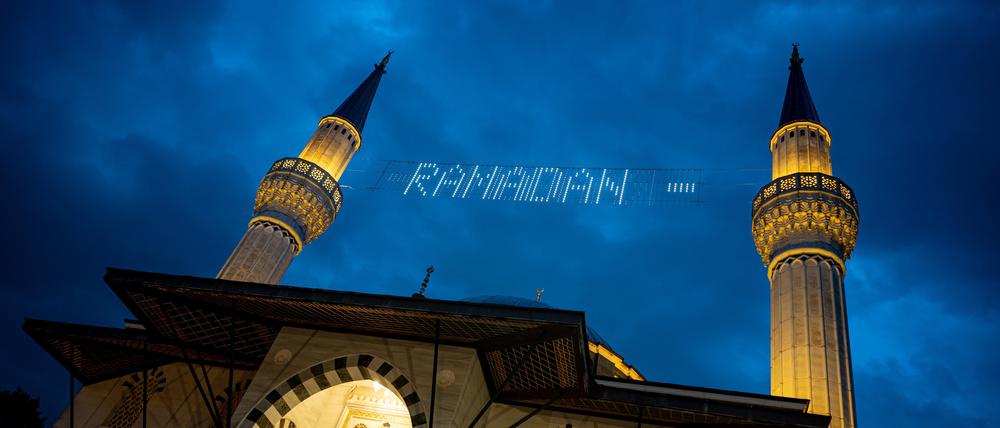 Über der Sehitlik-Moschee in Neukölln steht ein Schriftzug zum Fastenmonat Ramadan