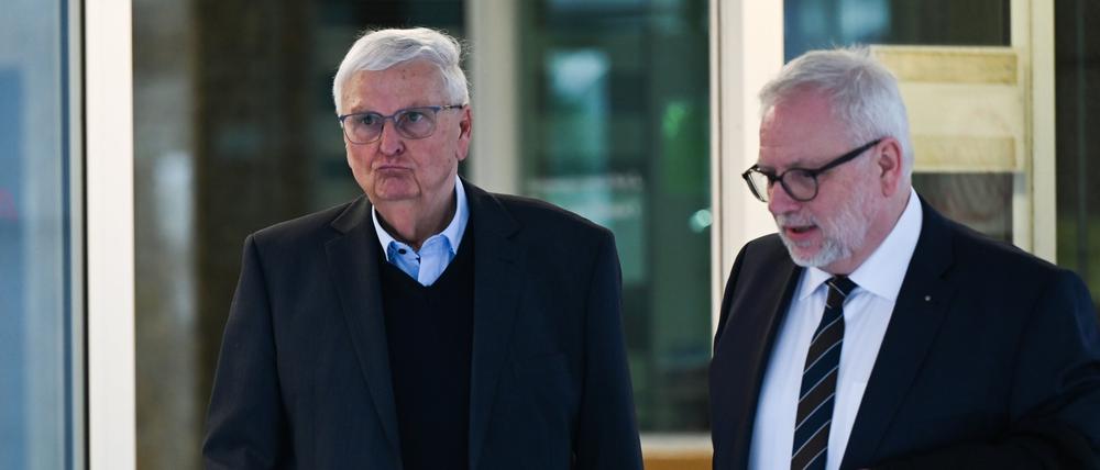 Der frühere DFB-Präsident Theo Zwanziger (l.) mit seinem Anwalt Hans-Jörg Metz.