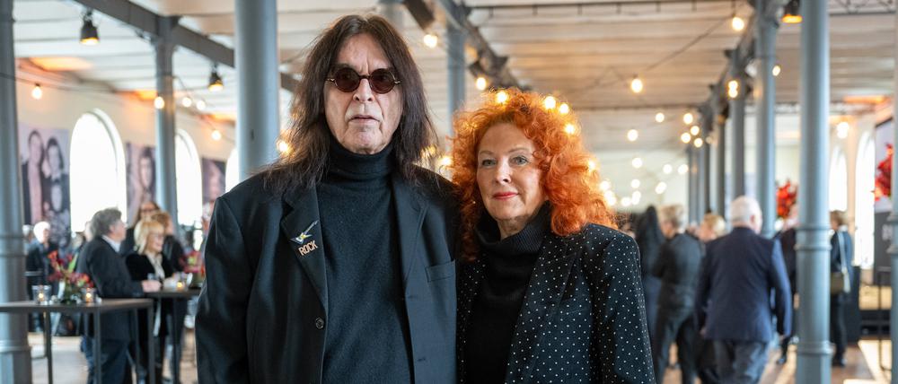 04.03.2024, Berlin: Ingrid «Milli» Segieth und Ferdinand Foerster kommen zur Trauerfeier für den Musikproduzenten Frank Farian. Farian ist am 23. Januar 2024 in Miami (USA) gestorben. Foto: Monika Skolimowska/dpa +++ dpa-Bildfunk +++