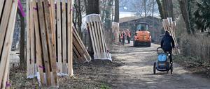 Der denkmalgeschützte Kölle-Uferweg zwischen Judengraben und Fähranlegestelle ist stark beschädigt und zum Teil unbefestigt.