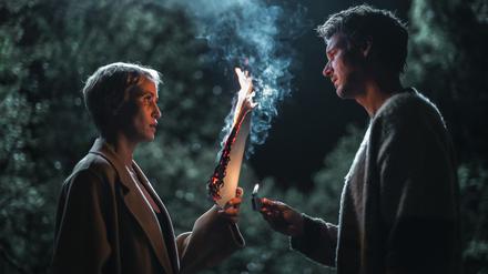 Peri Baumeister und Florian David Fitz in „Das Signal“.  