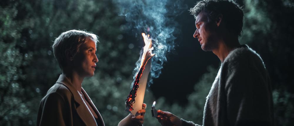 Peri Baumeister und Florian David Fitz in „Das Signal“.  