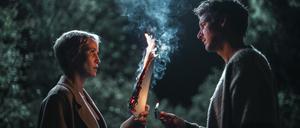Peri Baumeister und Florian David Fitz in „Das Signal“.  