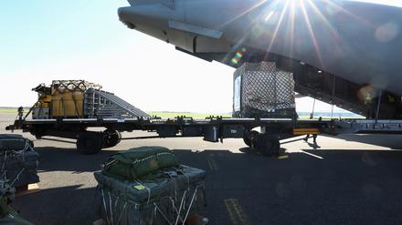 Auf dem Flughafen Brüssel werden Hilfsgüter für den Abwurf über dem Gaza-Streifen verladen.
